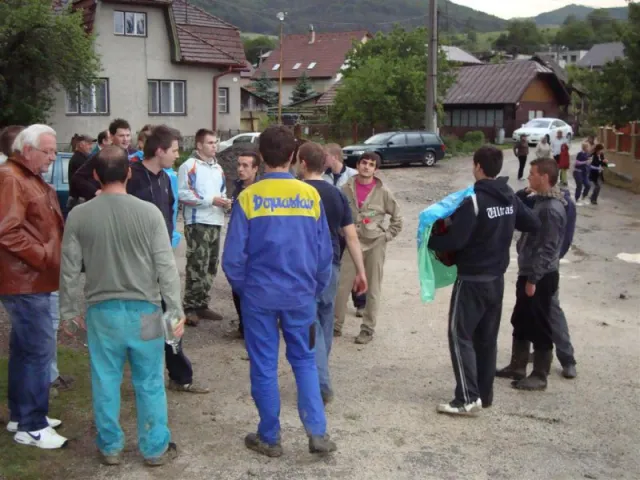 Váľanie obecného mája 2012