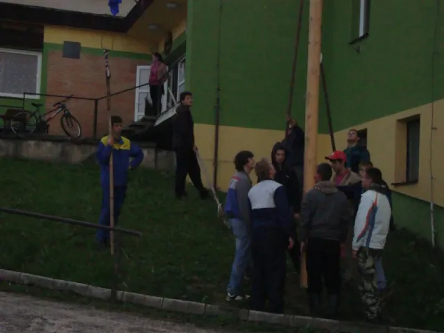 Váľanie obecného mája 2012