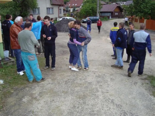 Váľanie obecného mája 2012