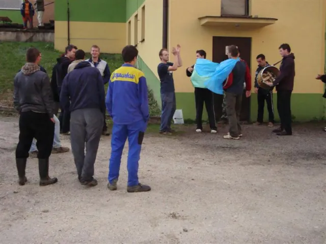 Váľanie obecného mája 2012