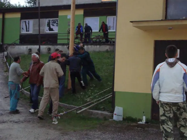 Váľanie obecného mája 2012