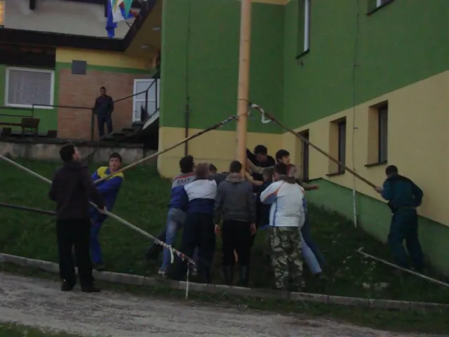 Váľanie obecného mája 2012