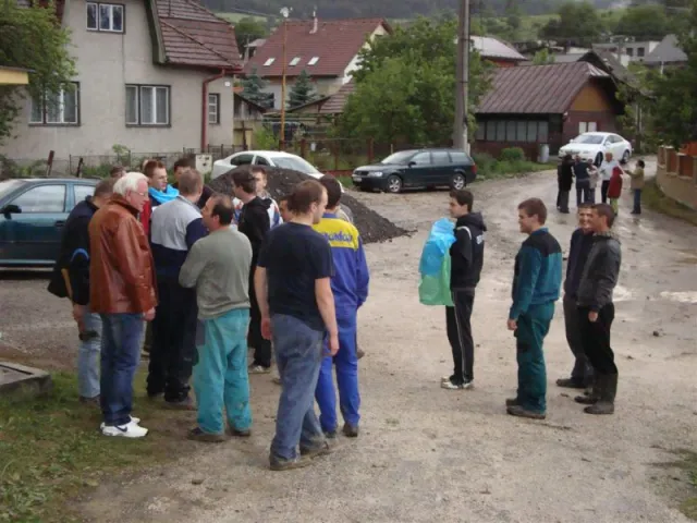 Váľanie obecného mája 2012