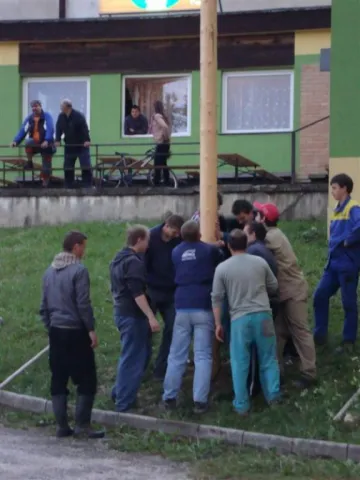 Váľanie obecného mája 2012