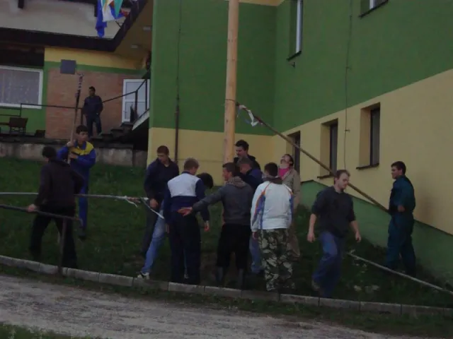 Váľanie obecného mája 2012