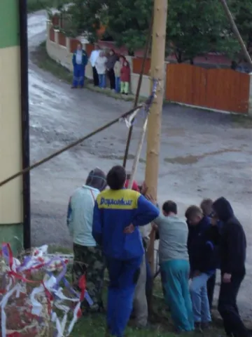 Váľanie obecného mája 2012
