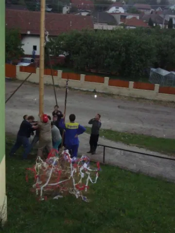 Váľanie obecného mája 2012