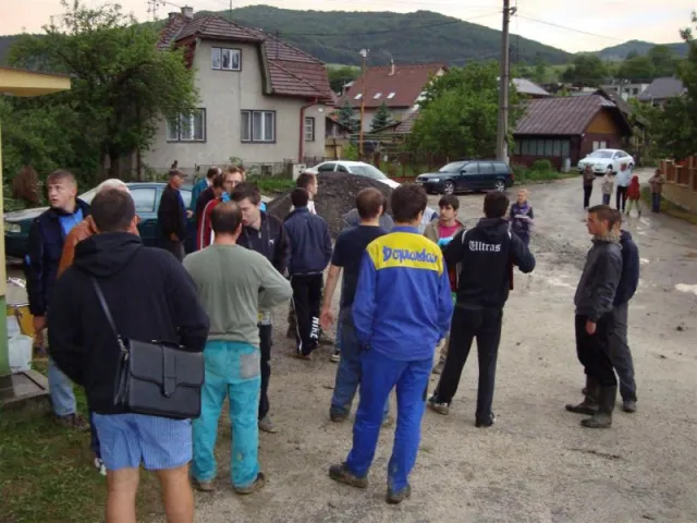 Váľanie obecného mája 2012