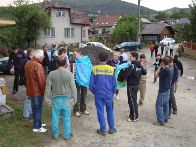 Váľanie obecného mája 2012