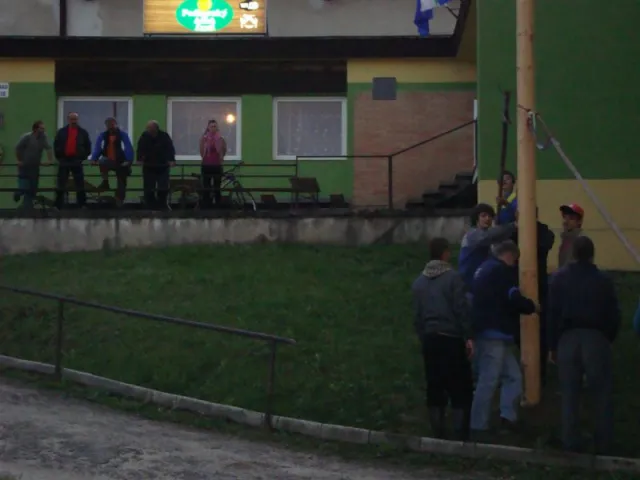 Váľanie obecného mája 2012